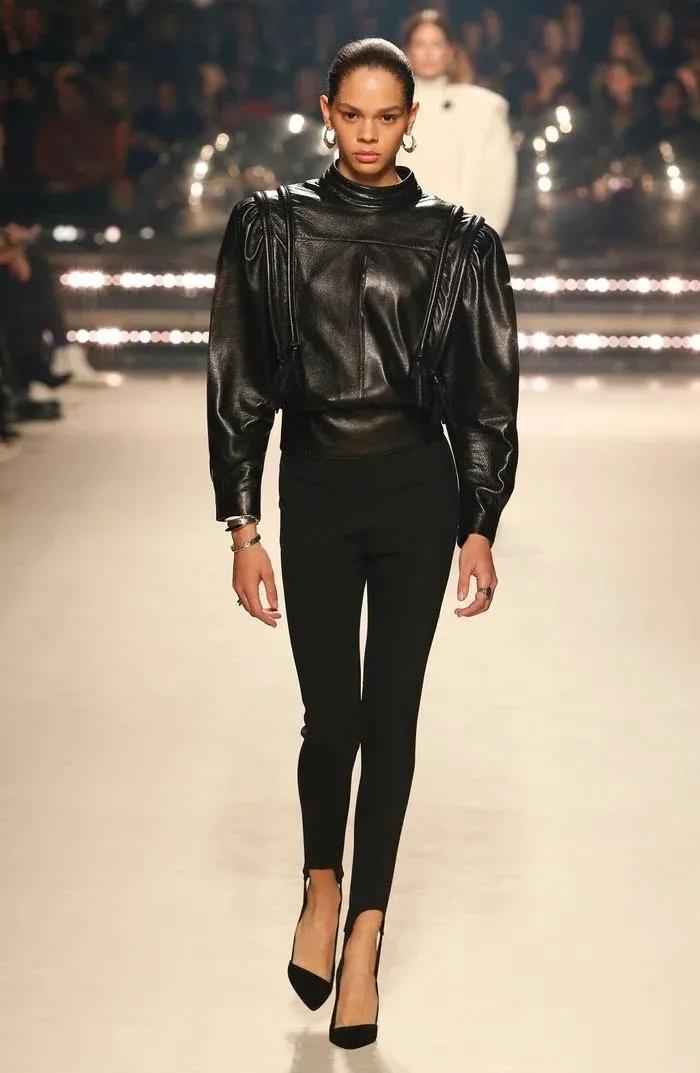 被嫌弃的踩脚裤翻身了！今年正当红