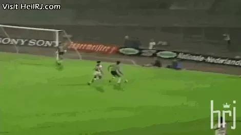 足球史上最全能支点中锋!他可以在中锋、前腰和边锋之间无缝衔接!