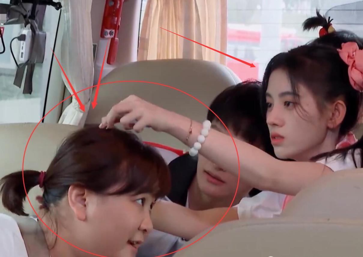 贾玲瘦脸瓜子脸,鞠婧祎教贾玲扎马尾