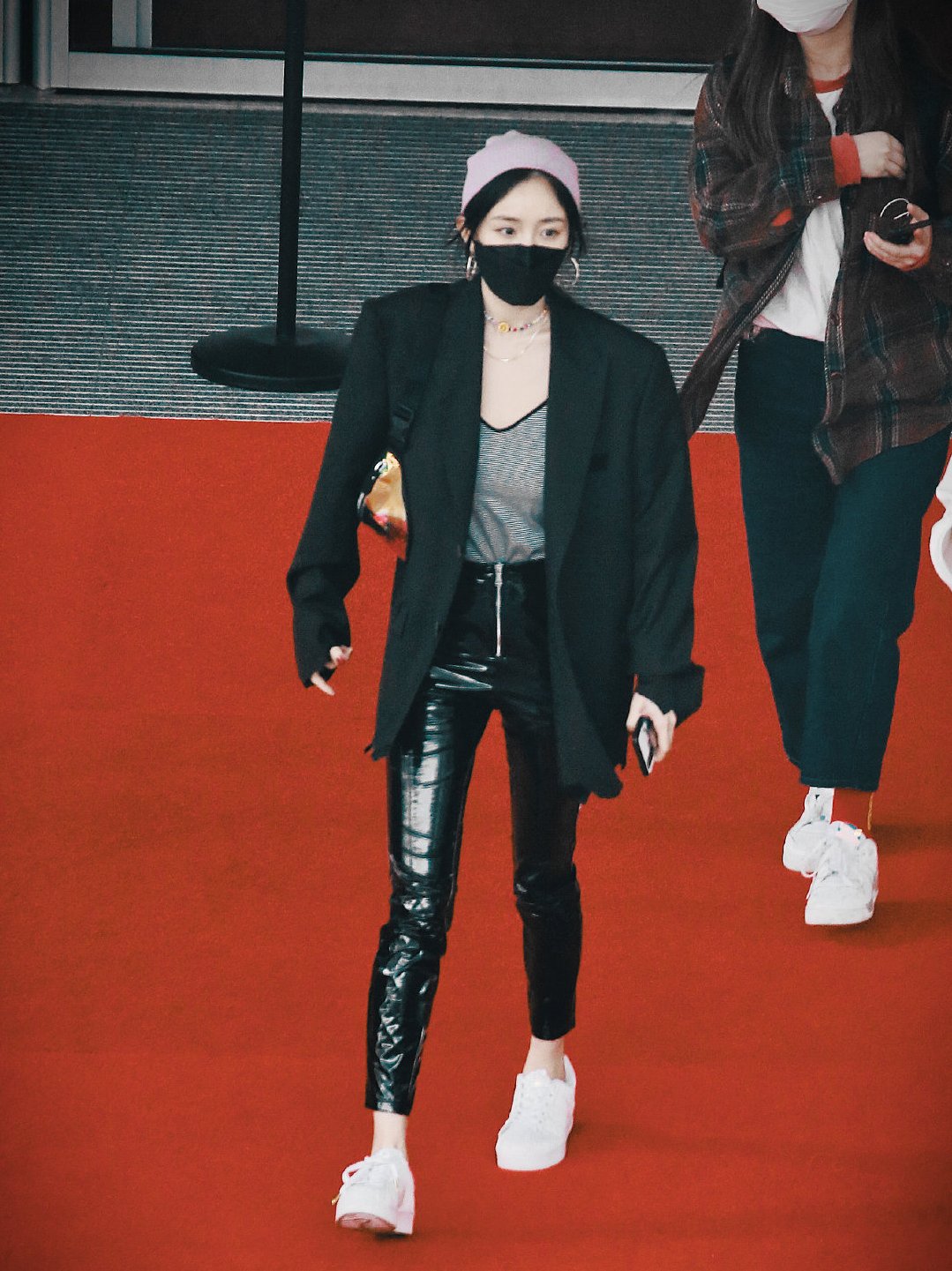 穿皮裤搭配什么上衣好看,皮裤搭配什么上衣才好看