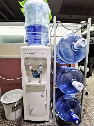 饮水机里有蟑螂会进水箱吗,柜式饮水机进蟑螂