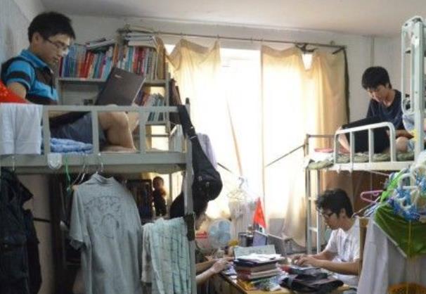 杭州高校凌晨宿舍不关灯,浙江高校一男生不让室友关灯