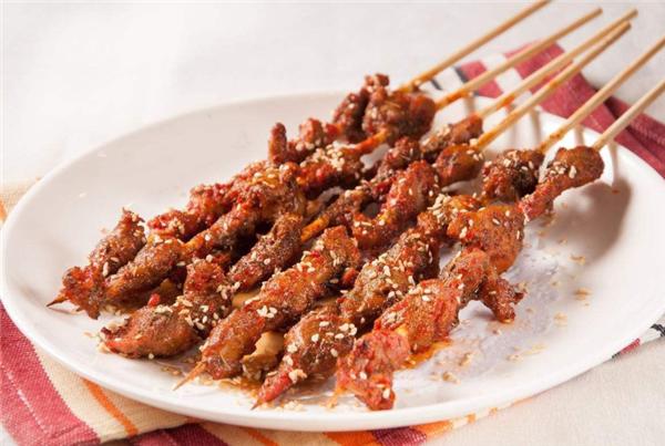 烤羊肉串怎么烤又脆又嫩,烤羊肉串到底先刷不刷油