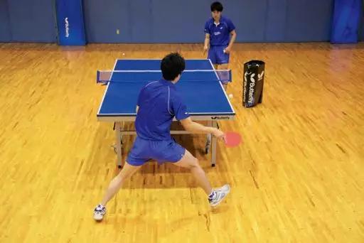 乒乓球重心在两脚中间的步伐,乒乓球三分