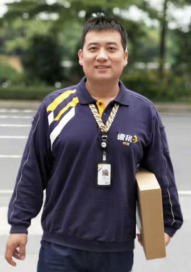 50岁快递员月薪8000,快递员年薪十万有可能吗