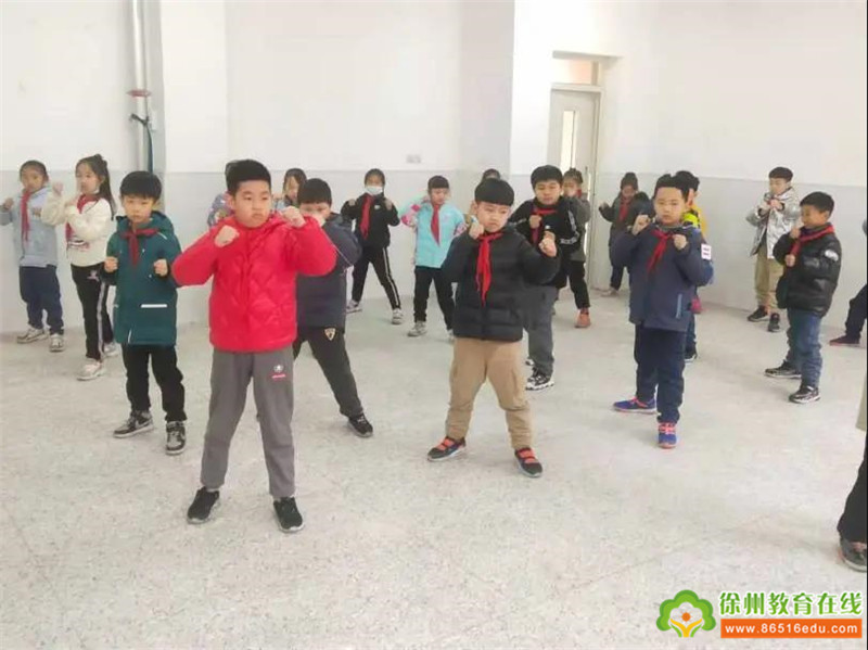 徐州市万科城民主小学体育教师,徐州市万科城民主小学五年级