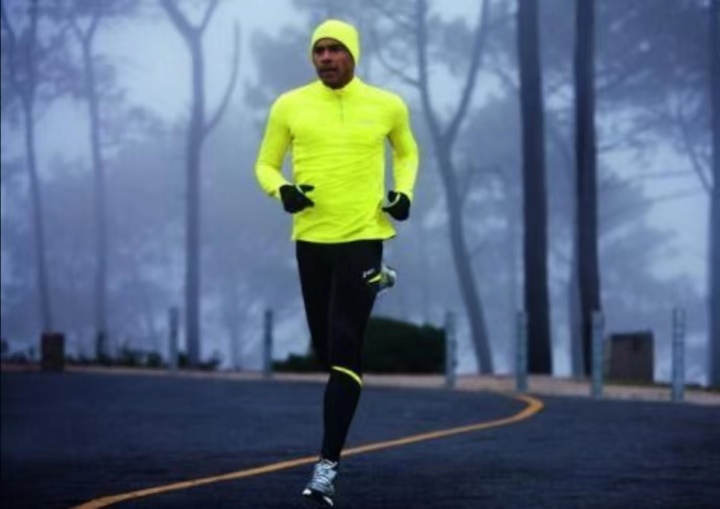每天久坐不动用电脑，玩游戏腰酸背痛？教你几个简单动作迅速缓解