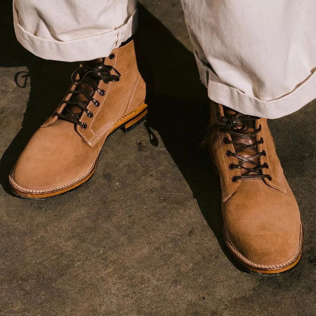 冬天又暖和又软适合穿的靴子,冬天最适合穿的靴子是什么颜色