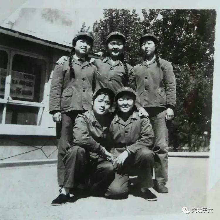 我从小在军营生活长大,我是在部队大院长大的