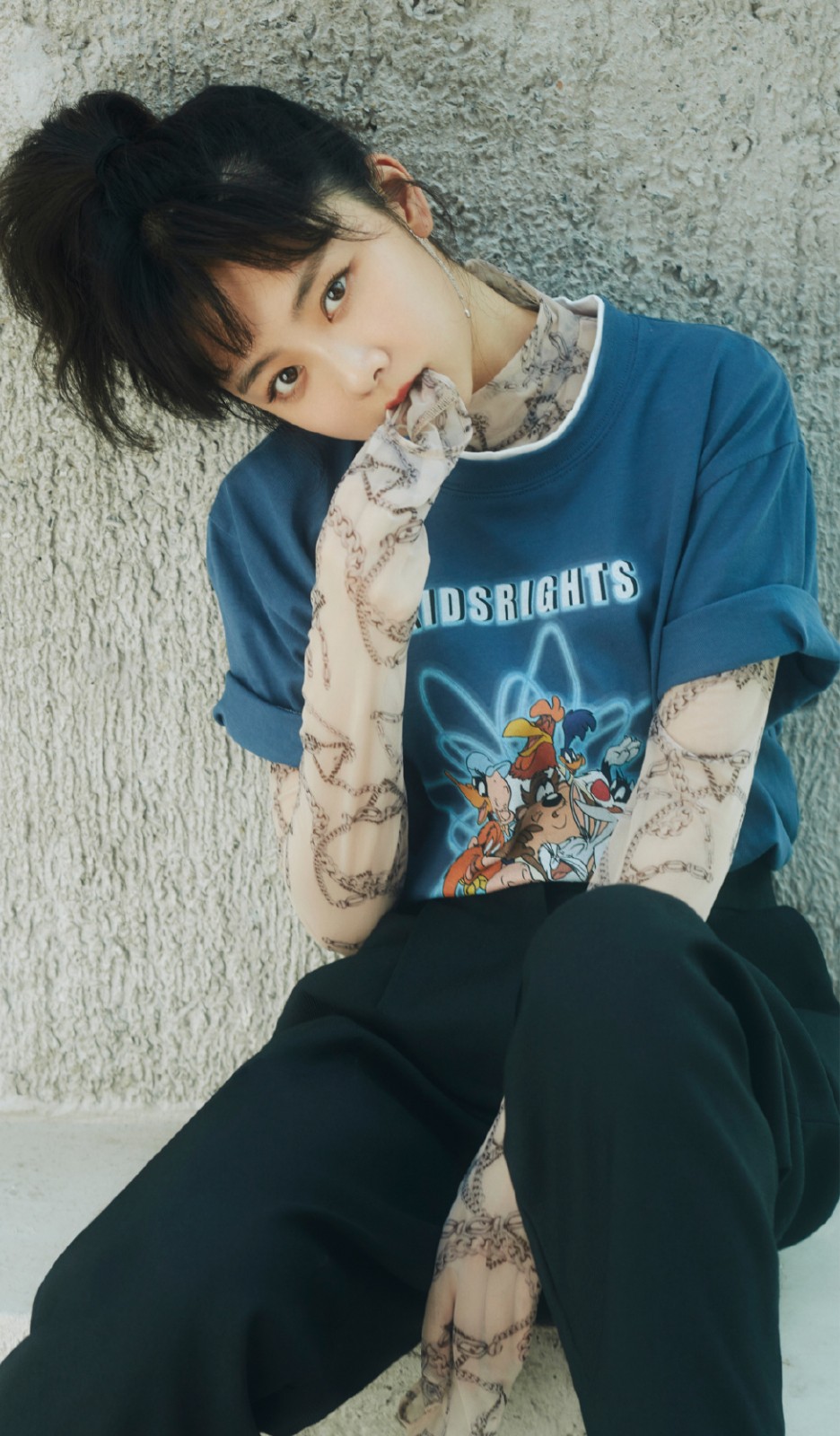 她出道14年，演《最好的我们》彻底走红，29岁曝美照少女可爱