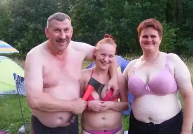 毁三观！爸爸舌吻女儿，一起洗澡：抱歉，这不是亲密，这是耍流氓