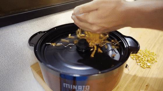 在房间里发射10000颗爆米花,这位日本人真是被居家隔离憋坏了