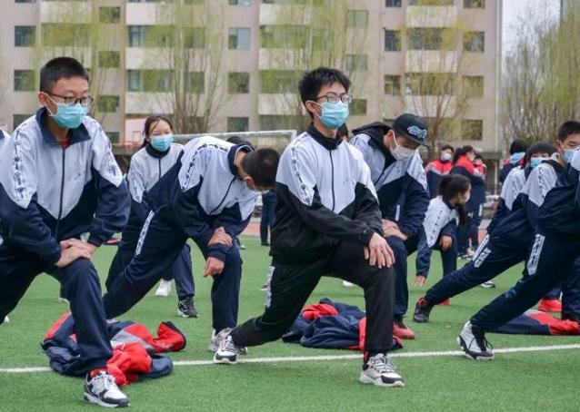 体育跑步怎么跑最快而不累100米,体育老师教正确的跑步姿势