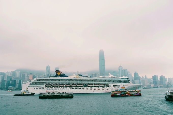 世界将我包围下一句,世界将我包围演唱