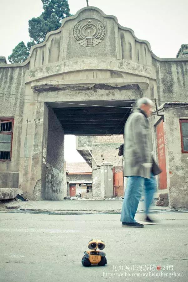 郑州的高架桥上看火车，铁龙慢游咣~咣~铛~铛