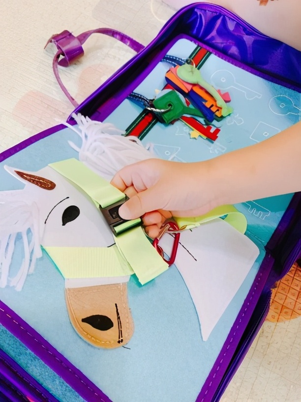 蒙特梭利益智玩具布书,蒙特梭利早教布书给宝宝自己做的