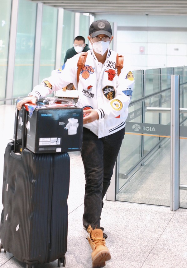 韩庚幸福肥太明显，穿棒球服搭牛仔裤低调复工，难掩健硕身材