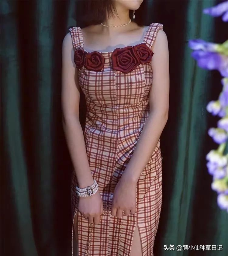 柳岩露出香肩,柳岩露锁骨