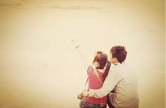 女孩给了男孩一个荔枝,女孩给了男孩最后一个拥抱