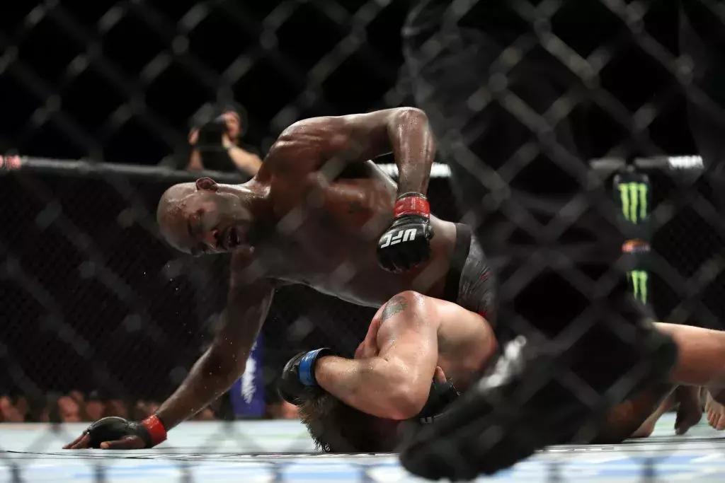 “骨头”琼斯三度称王，“母狮”加冕地表最强女战士