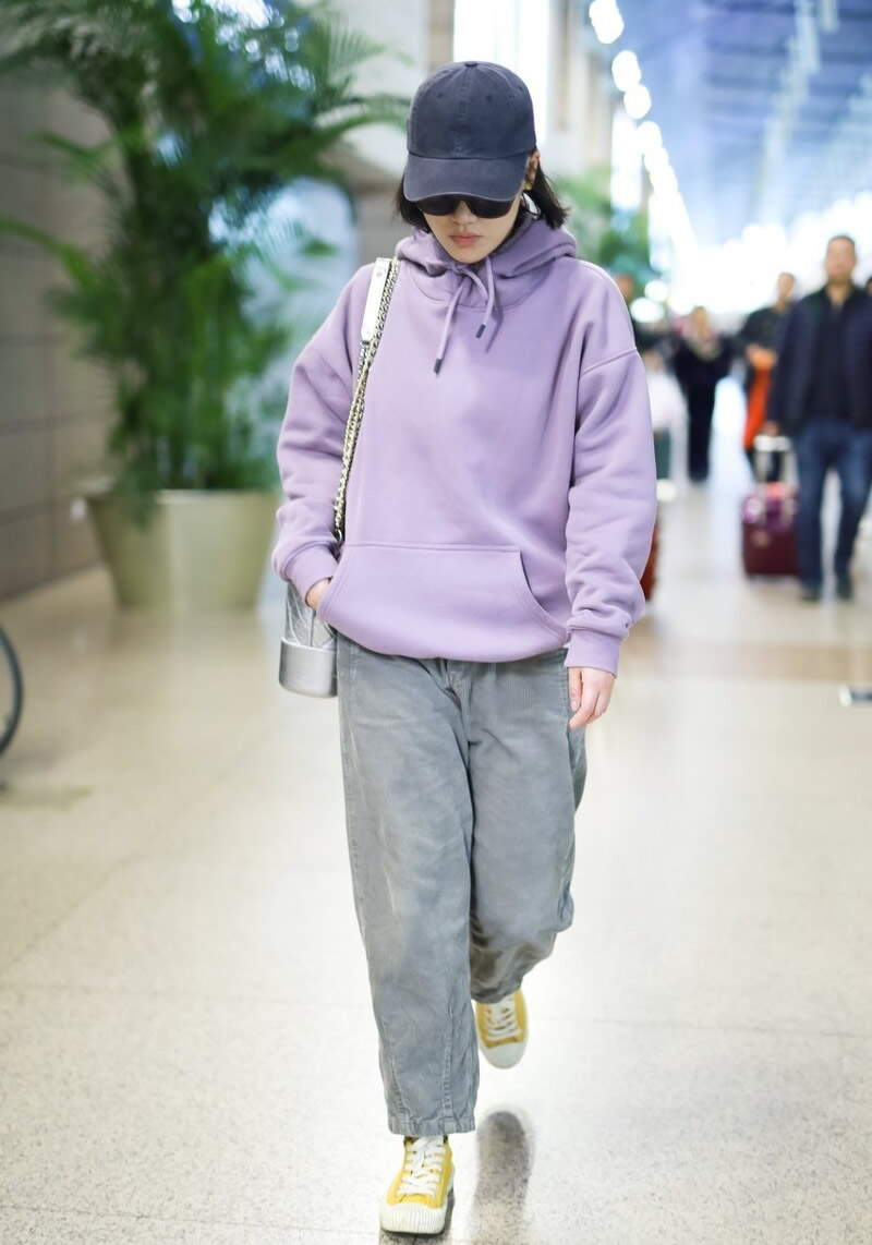 灰色裤子配什么颜色上衣最好看,灰色裤子配什么色的上衣好看