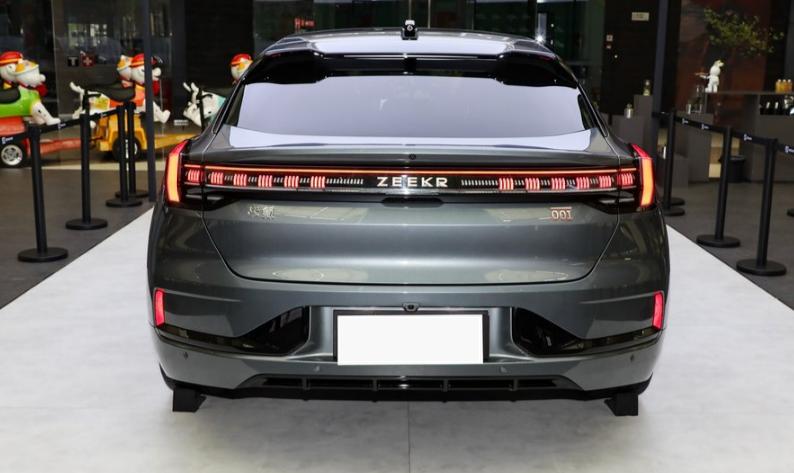 外观设计科幻，内饰很奢华，28.1万的极氪001优缺点分析