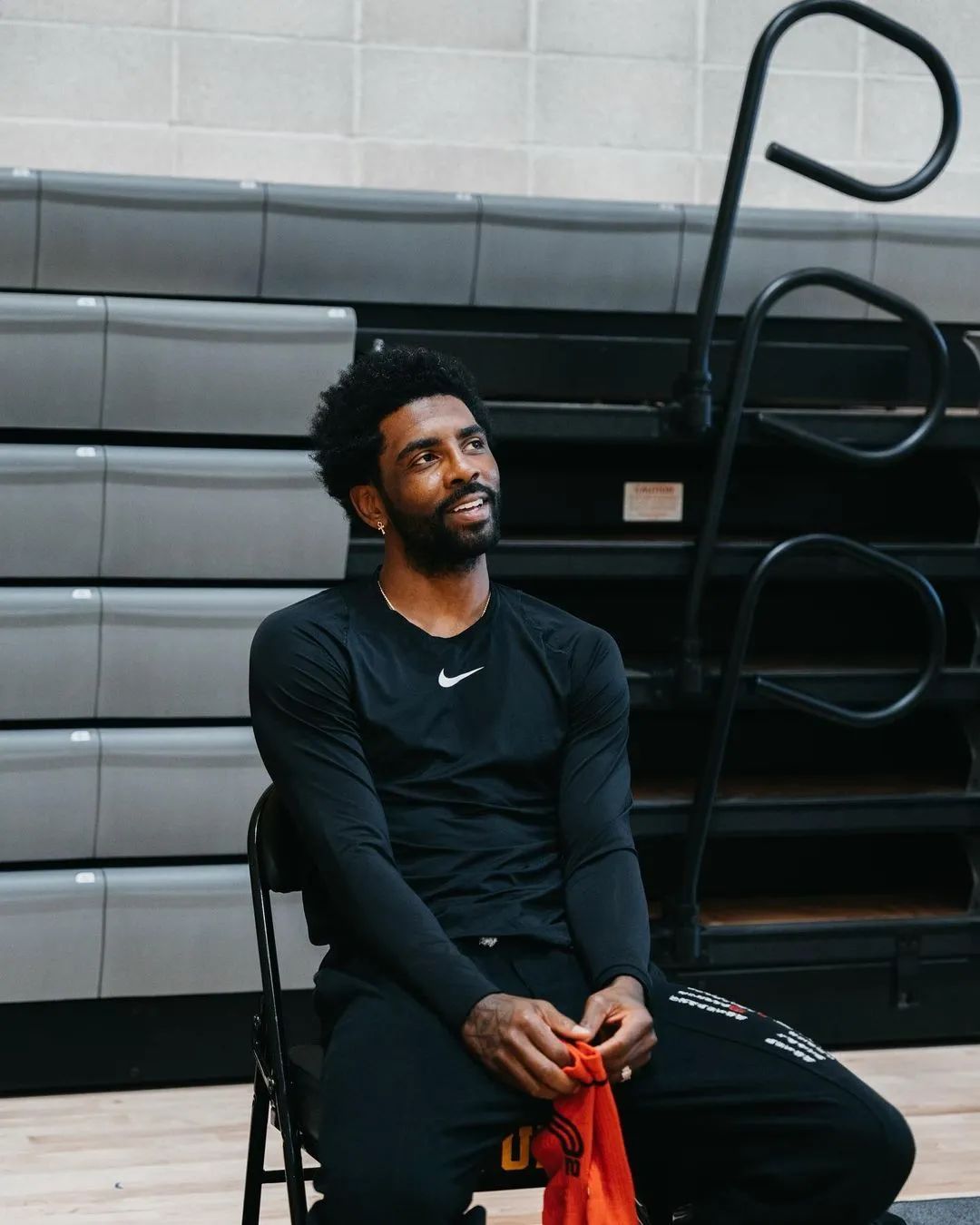 欧文多次嘲讽詹姆斯,欧文最新比赛上脚球鞋