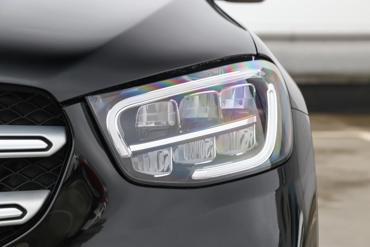 奔驰glc3502022款落地价多少钱,聊家轿车的性价比