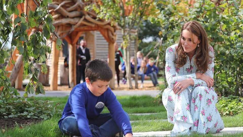 凯特王妃穿搭日常半身裙,凯特王妃穿搭大衣收腰