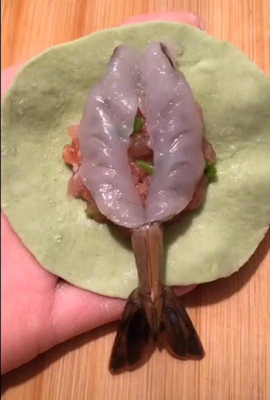 菠菜鸡蛋虾饺的做法,菠菜虾饺的家常做法
