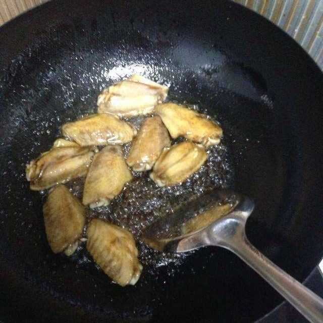 香辣红烧鸡翅,红烧鸡翅怎么做又嫩又好吃