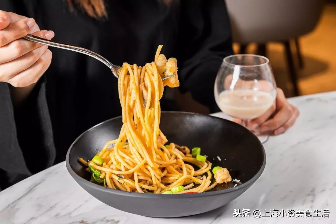 一顿饭至少配六个菜,一顿饭喝六碗汤