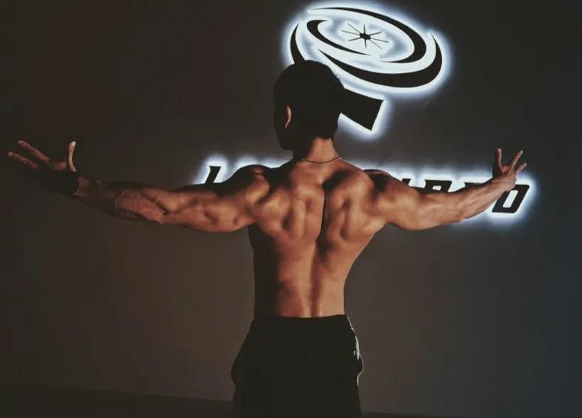 正太脸金刚身，36岁重庆小伙的肌肉身材太惹眼，保养的太好了