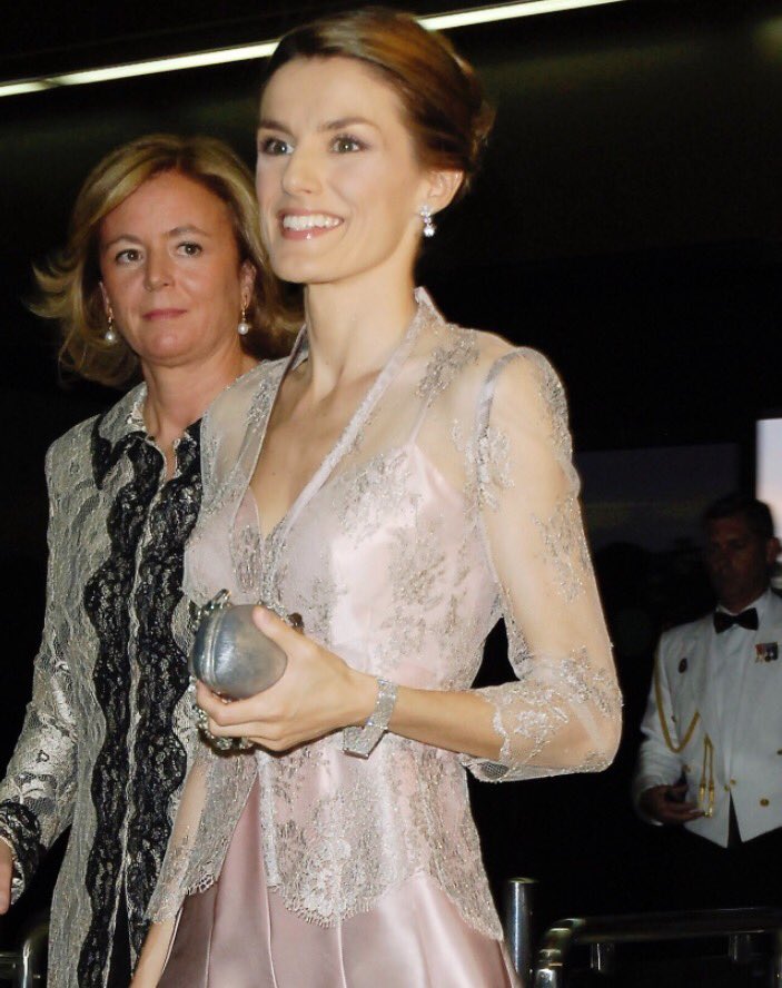 谁说莱蒂齐亚不爱珠宝？光是腕间都很精彩，最爱婆婆送的字母手链