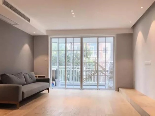 房间的小射灯会伤婴儿眼睛吗,舞台上的射灯对小孩有影响吗