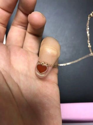 周大福恶魔之心项链 (周大福恶魔之心情侣手链含金量)