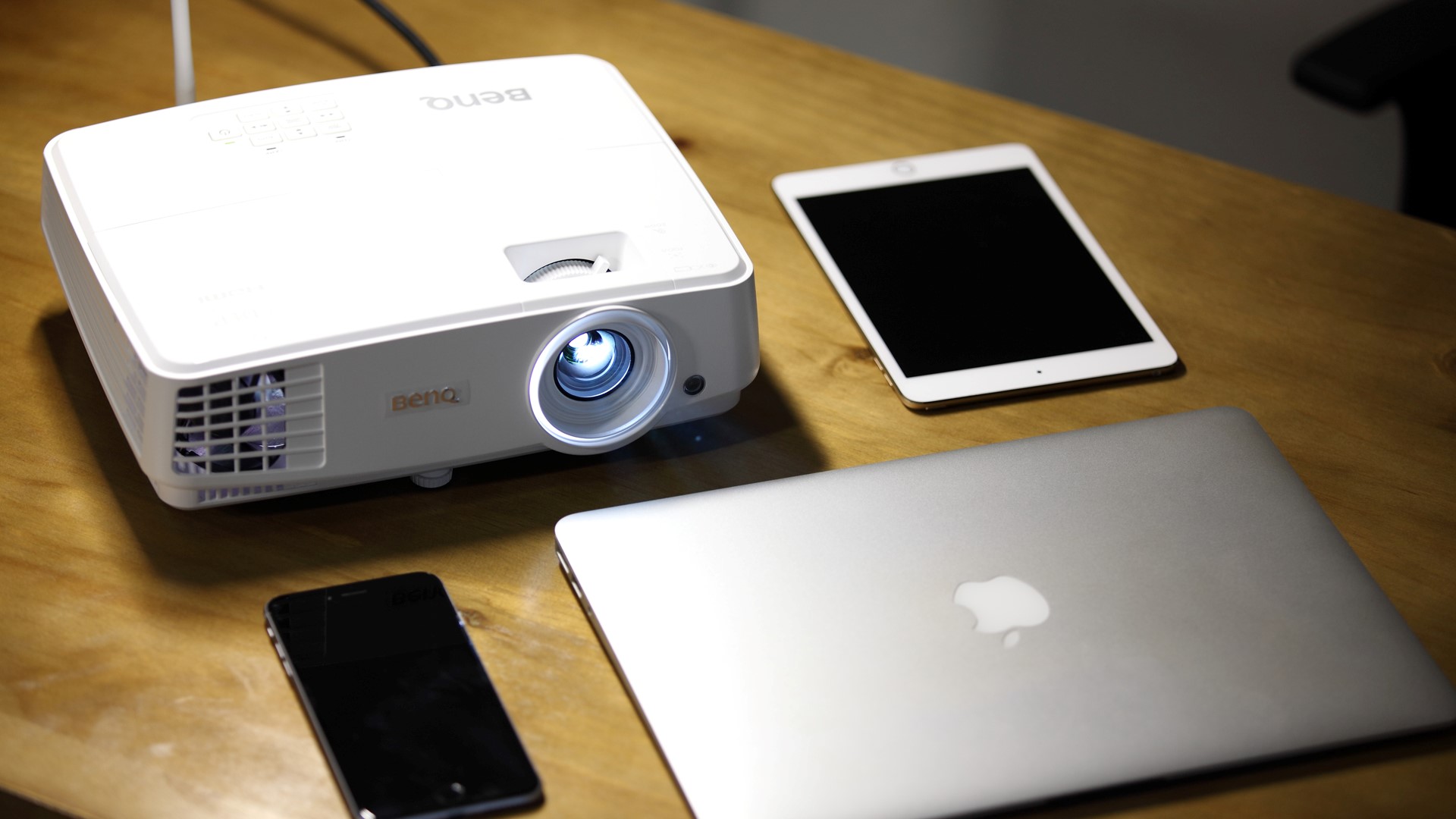 纠结买投影仪好还是激光电视好,纠结投影仪正投还是吊投