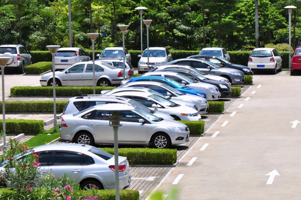 停车场免费车辆被砸谁负责,车辆停在停车场被砸怎么理赔