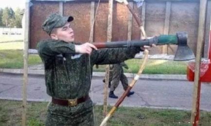 搞笑gif段子：这伴娘真胆肥呀，居然还敢这样堵门