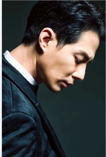 易烊千玺侧颜红光照坐地上,易烊千玺最惊艳的颜