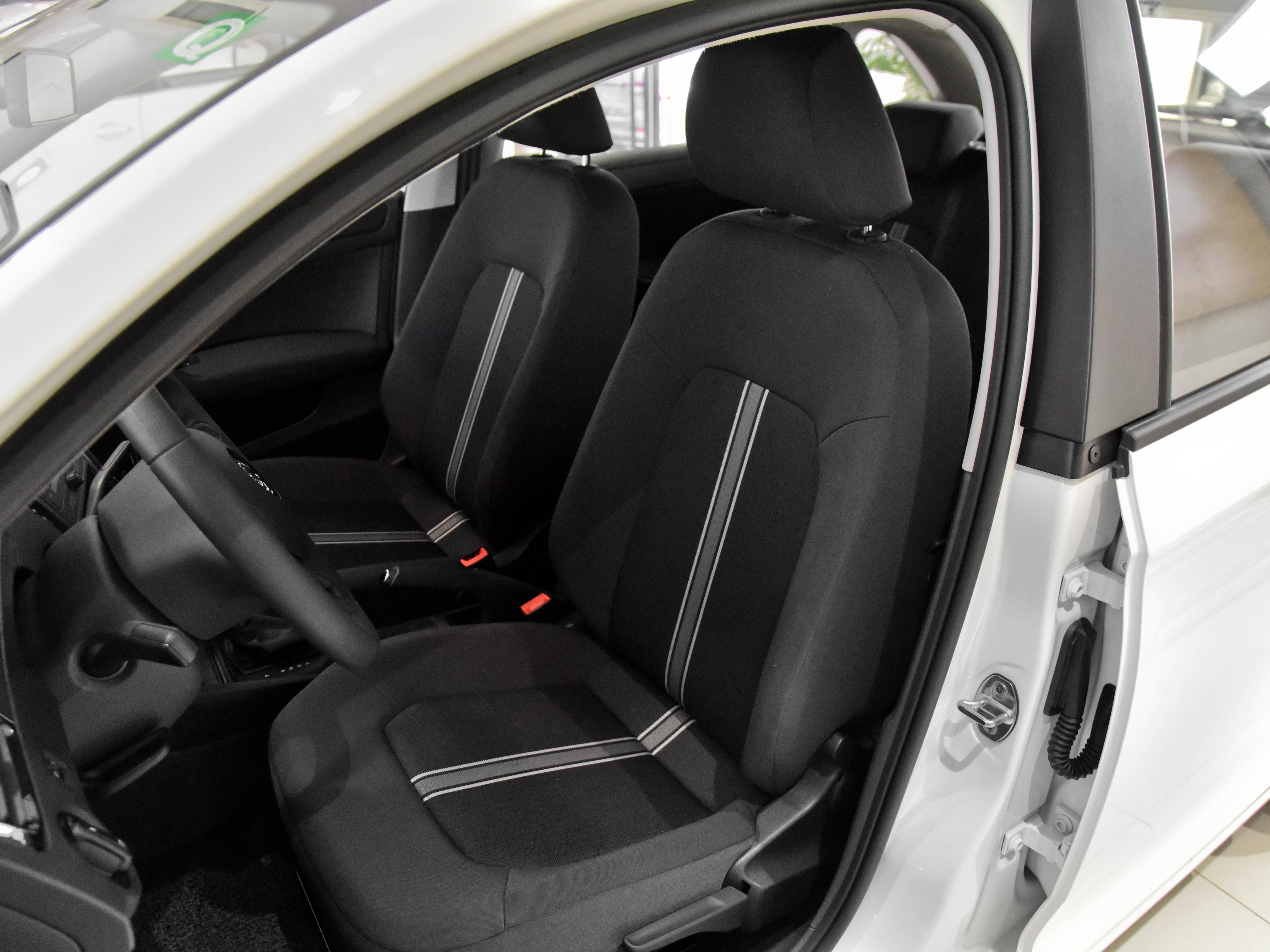 低配自动合资轿车便宜新车,低配汽车的油耗是多少