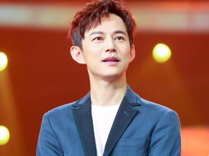 何炅现场唱歌热舞全场人欢呼,何炅酒吧热舞