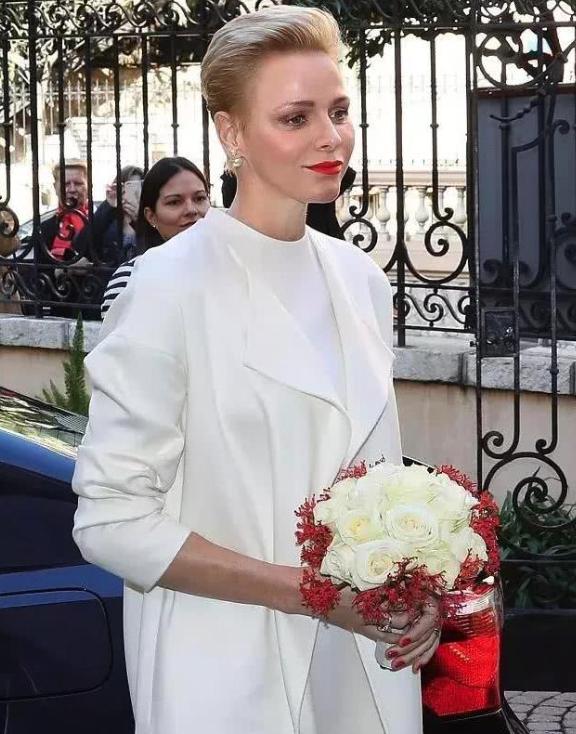 夏琳王妃与家人团聚,黑色风衣内搭毛衫很优雅,高冷气质也变温柔