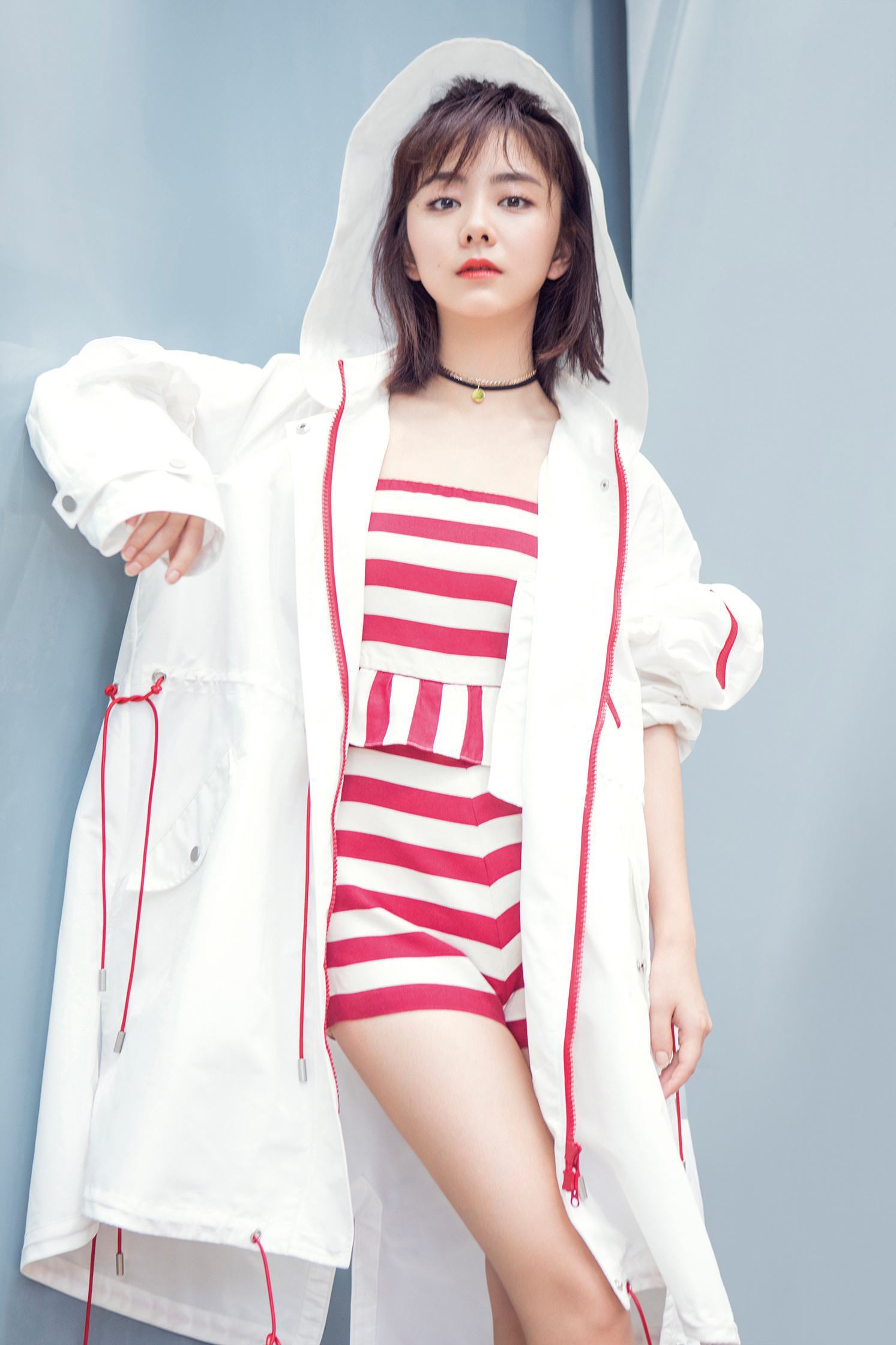 她出道14年，演《最好的我们》彻底走红，29岁曝美照少女可爱