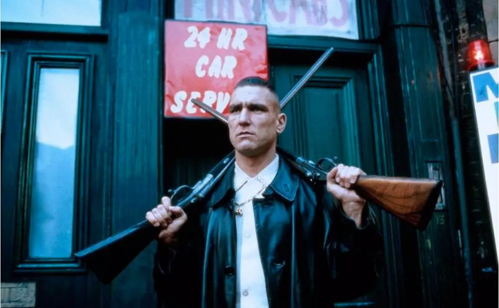 它是迄今为止最有个性的英国电影，狗咬狗的人物关系经常被模仿