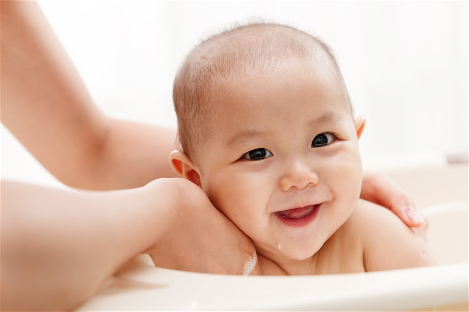 宝宝的皮肤一到秋天就干燥发红,宝宝秋季脸干燥发红怎么办