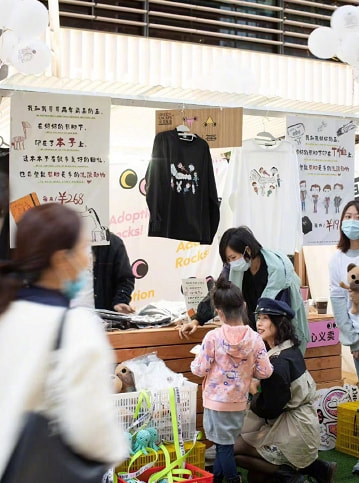 孙俪低调带儿女路边摆摊，收入全部用于流浪动物救助，满满正能量