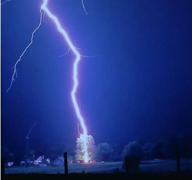 打雷怎么预防雷电伤害发生,打雷时怎样躲避雷电