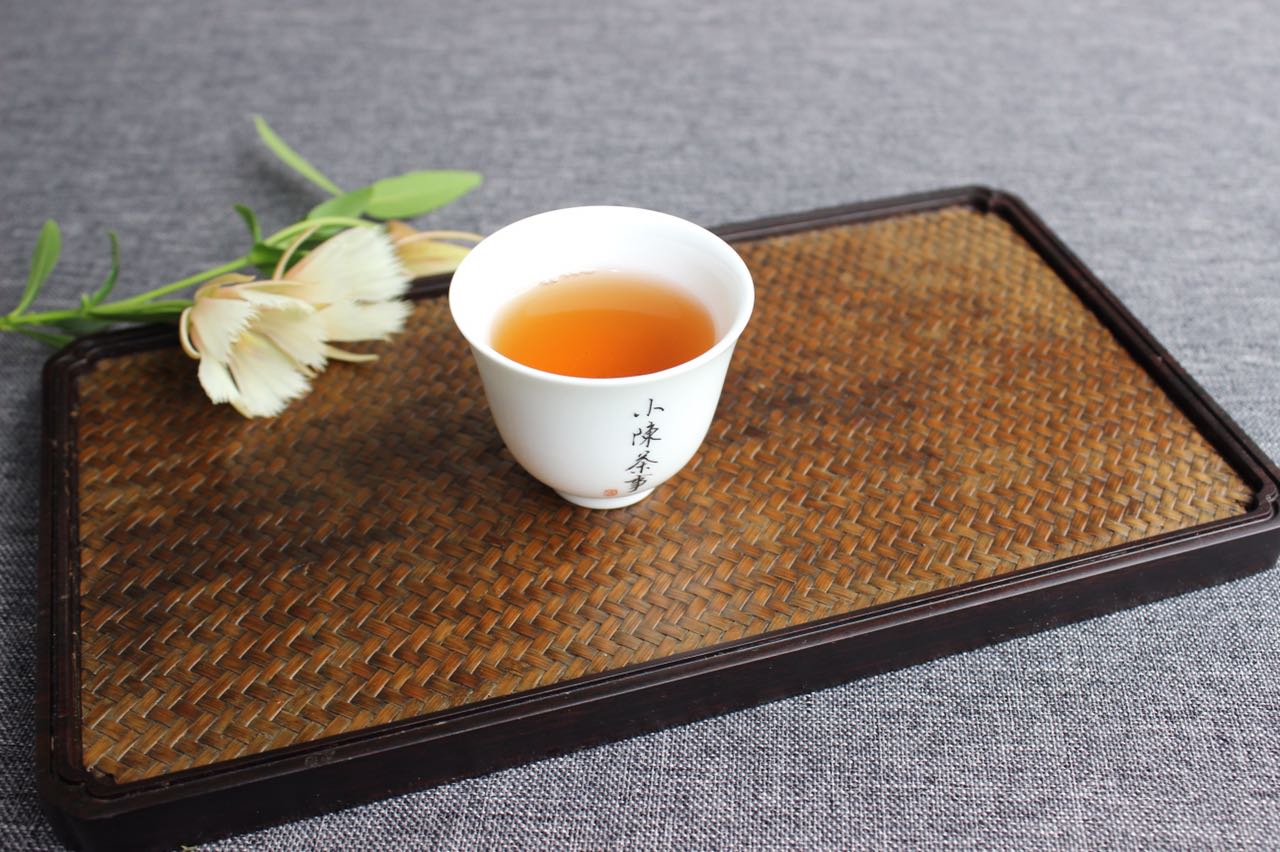 温水泡茶是劣质茶的“掩饰衣。真正的好茶,根本不存在怕烫之说