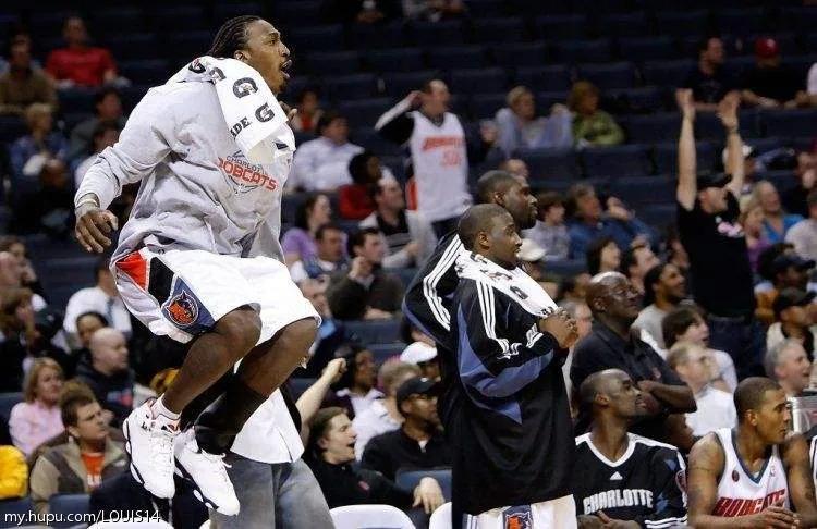 猫王华莱士拜纳姆,杰拉德华莱士被肘击视频